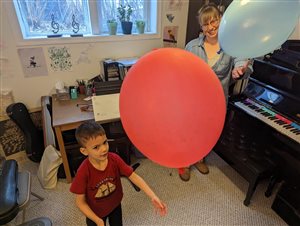 Fun with violin student Eyad, age 5, and balloons, the Kovács method way